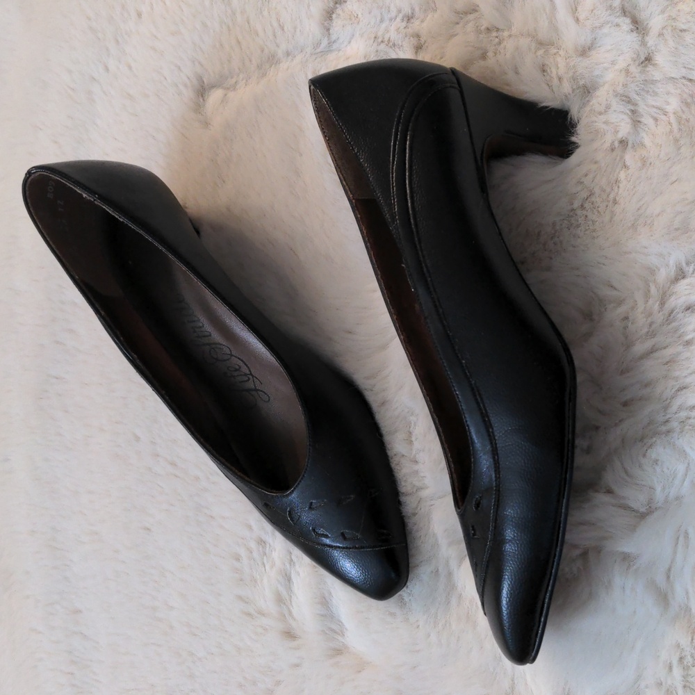 Vintage Life stride pumps